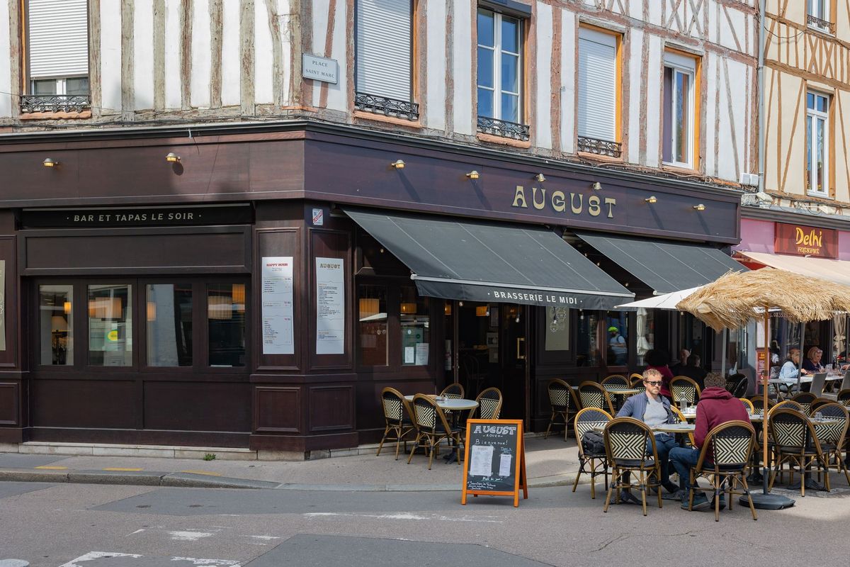 La façade d'August et sa terrasse, place Saint-Marc à Rouen