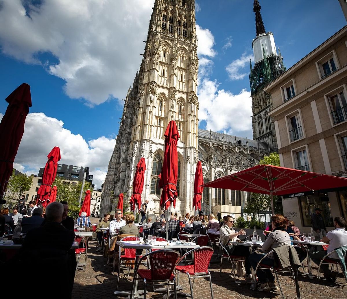 La terrasse de la Brasserie Paul face à la cathédrale de Rouen