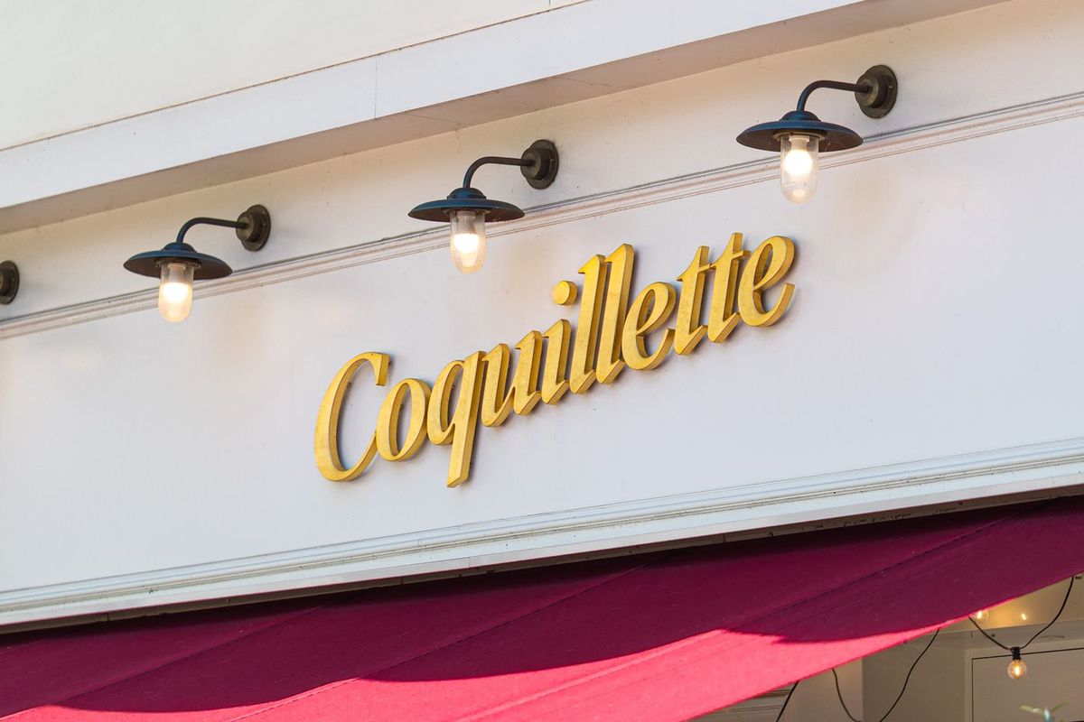 La façade et l'enseigne de Coquillette, place du Vieux-Marché à Rouen
