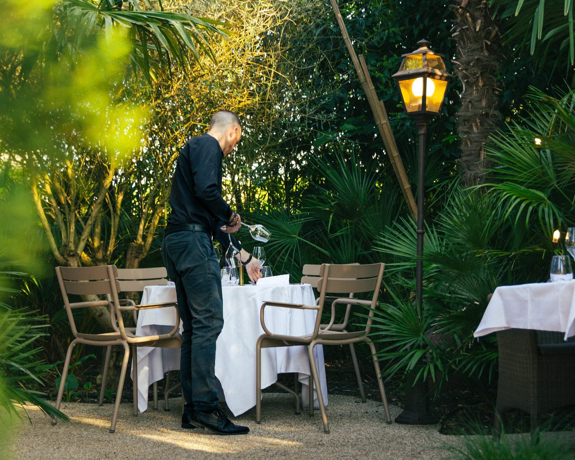 Le jardin-terrasse de la Villa Léonard dressé pour un événement, à Bois-Guillaume